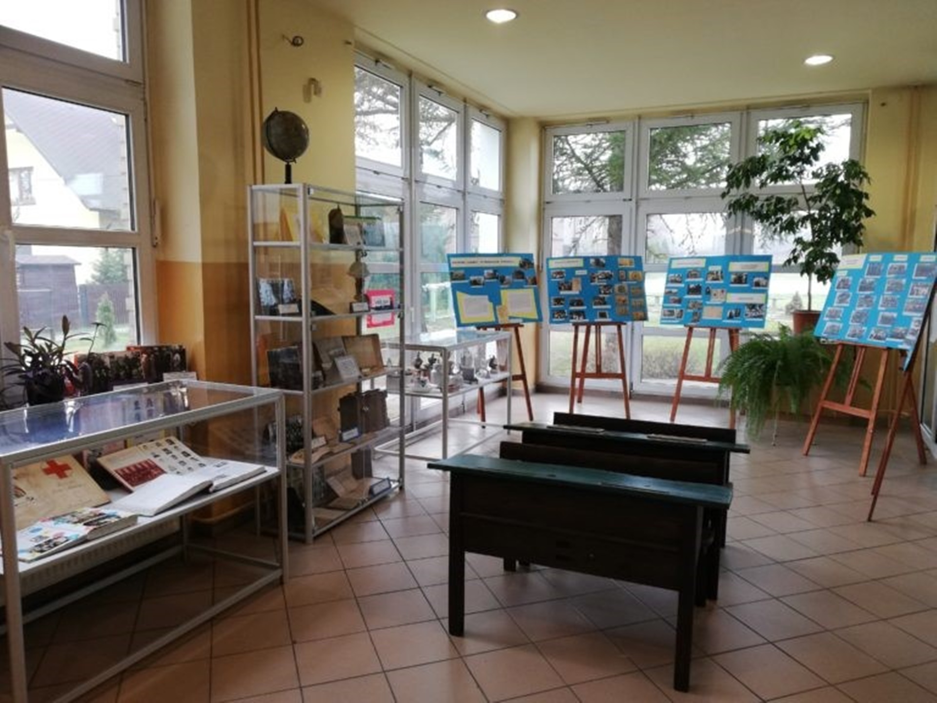 Wystawa o historii szkoły prezentowana w holu na parterze
