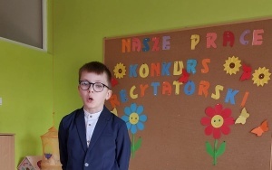 Uczeń podczas recytacji wiersza