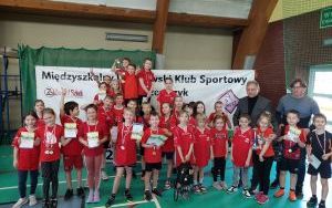 uczniowie biorący udział w zawodach z burmistrzem Wiesławem Janiszewskim oraz panem Dawidem Klasikiem