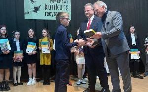 burmistrz Wiesław Janiszewski i wicestarosta Marek Profaska podczas wręczenia nagrody uczniowi Jakubowi