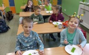 Uczniowie zjadający galaretkę 1