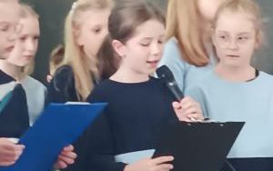 Dziewczynki śpiewające w chórze szkolnym