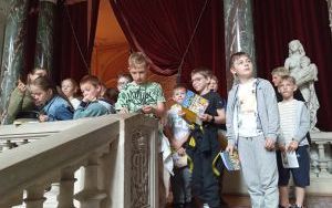 Uczniowie podczas zwiedzania zamku 1