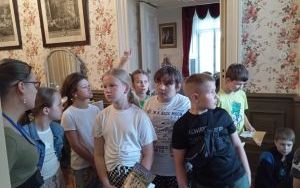 Uczniowie podczas zwiedzania zamku 4