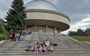 Uczniowie na schodach przed Planetarium