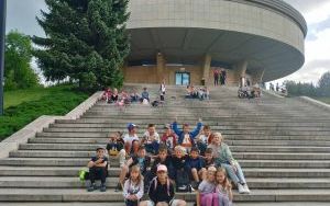 Uczniowie na schodach przed Planetarium 1