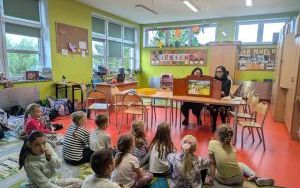 Czytanie bajki z wykorzystaniem teatrzyku kamishibai - zajęcia w świetlicy szkolnej
