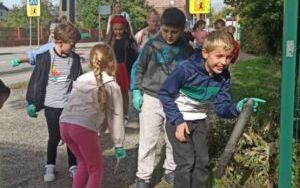 Uczniowie klasy 2a podczas zbierania śmieci wokół szkoły (1)