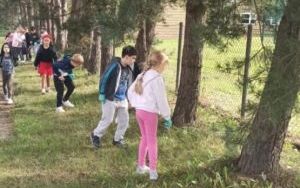 Uczniowie klasy 2a podczas zbierania śmieci wokół szkoły (3)