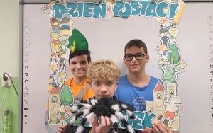 Michał, Ksawery i Oskar w strojach bajkowych w fotobudce