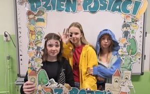 Nadia, Lena i Milena w strojach bajkowych w fotobudce