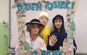 Rafał, Dominik i Leon w strojach bajkowych w fotobudce