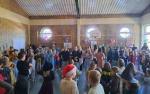 Zabawa muzyczna uczniów klas od 1 do 3 (3)