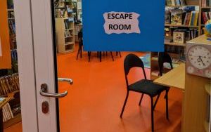 Wejćie do biblioteki z napisem Escape Room