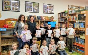 Nowi czytelnicy biblioteki szkolnej. Zdjęcie grupowe kl. 1c