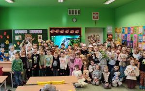 Pamiątkowe zdjęcie uczniów klas młodszych z przedszkolakami z grupy Stokrotki.