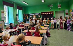 Występ uczniów z klas 1a, 2a i 2b dla przedszkolaków (1)