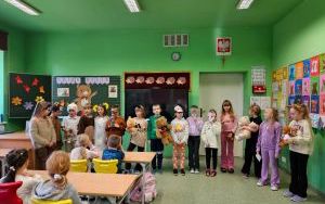 Występ uczniów z klas 1a, 2a i 2b dla przedszkolaków (2)