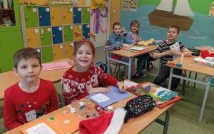 Darek, Hania, Filip, Marta i Agnieszka podczas wykonywania kartek świątecznych