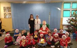 Uczniowie klasy 1c w towarzystwie Mikołaja, aniołka i diabełka