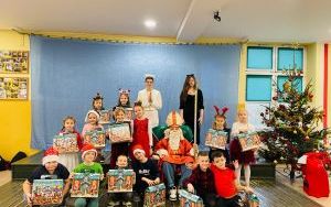 Uczniowie klasy 1d w towarzystwie Mikołaja, aniołka i diabełka