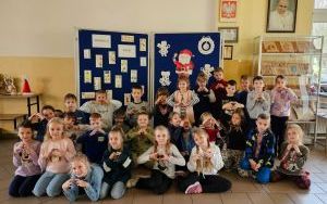 Uczniowie klasy 1b i 2b na tle kartek światecznych otrzymanych od Uczniów i Nauczycieli Zespołu Szkół nr 6 w Rybniku 