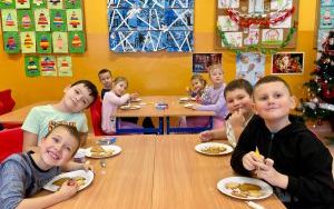 Dzieci z klasy 1d ozdabiają świąteczne pierniki przed klasową Wigilijką