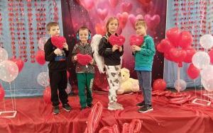 Darek, Kuba, Milena i Kuba na scenie z balonami