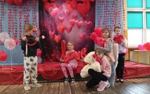 Milena, Maja, Hania, Agnieszka i Marta na scenie z balonami