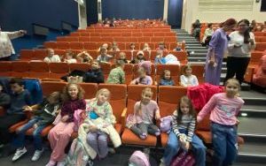 Uczniowie klas młodszych na widowni w Centrum Kulturalno - Edukacyjnym w oczekiwaniu na przedstawienie 1