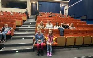 Uczniowie klas młodszych na widowni w Centrum Kulturalno - Edukacyjnym w oczekiwaniu na przedstawienie 2