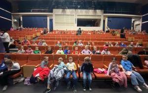 Uczniowie klas młodszych na widowni w Centrum Kulturalno - Edukacyjnym w oczekiwaniu na przedstawienie 4