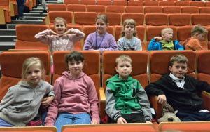 Uczniowie klasy 2a na przedstawieniu w Centrum Kulturalno - Edukacyjnym 
