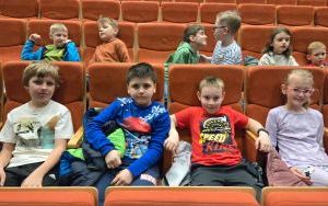 Uczniowie klasy 2a na przedstawieniu w Centrum Kulturalno - Edukacyjnym 1