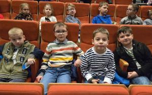 Uczniowie klasy 2a na przedstawieniu w Centrum Kulturalno - Edukacyjnym 3