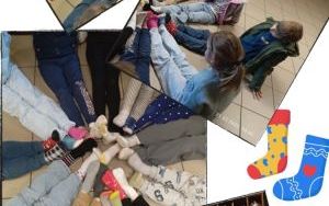 Uczniowie klasy 1b prezentują skarpetki nie do pary na swoich nogach