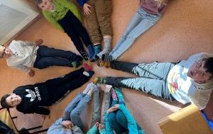 Uczniowie klasy 3c prezentują skarpetki nie do pary na swoich nogach