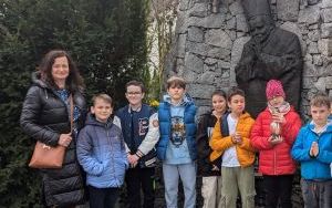 Uczniowie z nauczycielem przed grotą Jana Pawła II