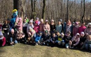 Uczniowie 1a, 2a i 2b pozują do zdjęcia z kukłą Marzanny