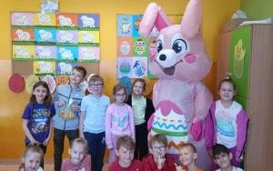 Uczniowie klasy 1c pozujący do wspólnego zdjęcia z Zającem Wielkanocnym