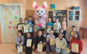 Uczniowie klasy 3a pozujący do wspólnego zdjęcia z Zającem Wielkanocnym