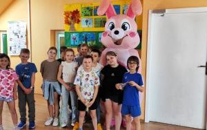 Uczniowie klasy 3b pozujący do wspólnego zdjęcia z Zającem Wielkanocnym