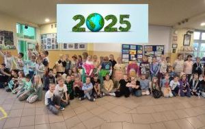 Uczniowie klas 2 podczas obchodów Dnia Ziemi