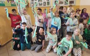 Uczniowie 2c podczas obchodów Dnia Ziemi