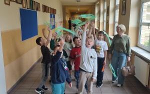 Uczniowie 2c podczas przemarszu z okazji Dnia Ziemi