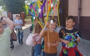 Uczniowie z gaikiem przed budynkiem OSP