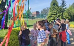 Uczniowie z gaikiem przed szkołą