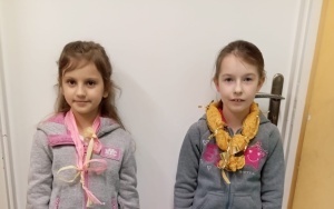 Agnieszka i Marta w naszyjnikach z siatki i worka