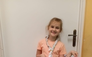 Maja ubrana w piękny naszyjnik eko własnoręcznie zrobiony