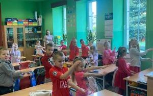 Przedszkolaki z grupy Misie śpiewają piosenkę.